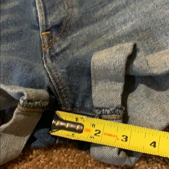 Levi Strauss high rise denim cuffed shorts. Size 28 - Picture 4 of 9